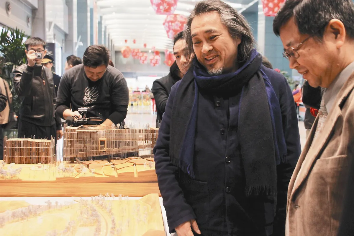 政府建築國際牌 自家人難出頭