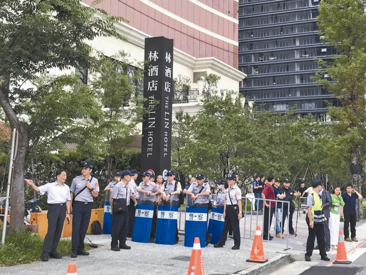 拔菜陳抗 小英車隊快閃避人群