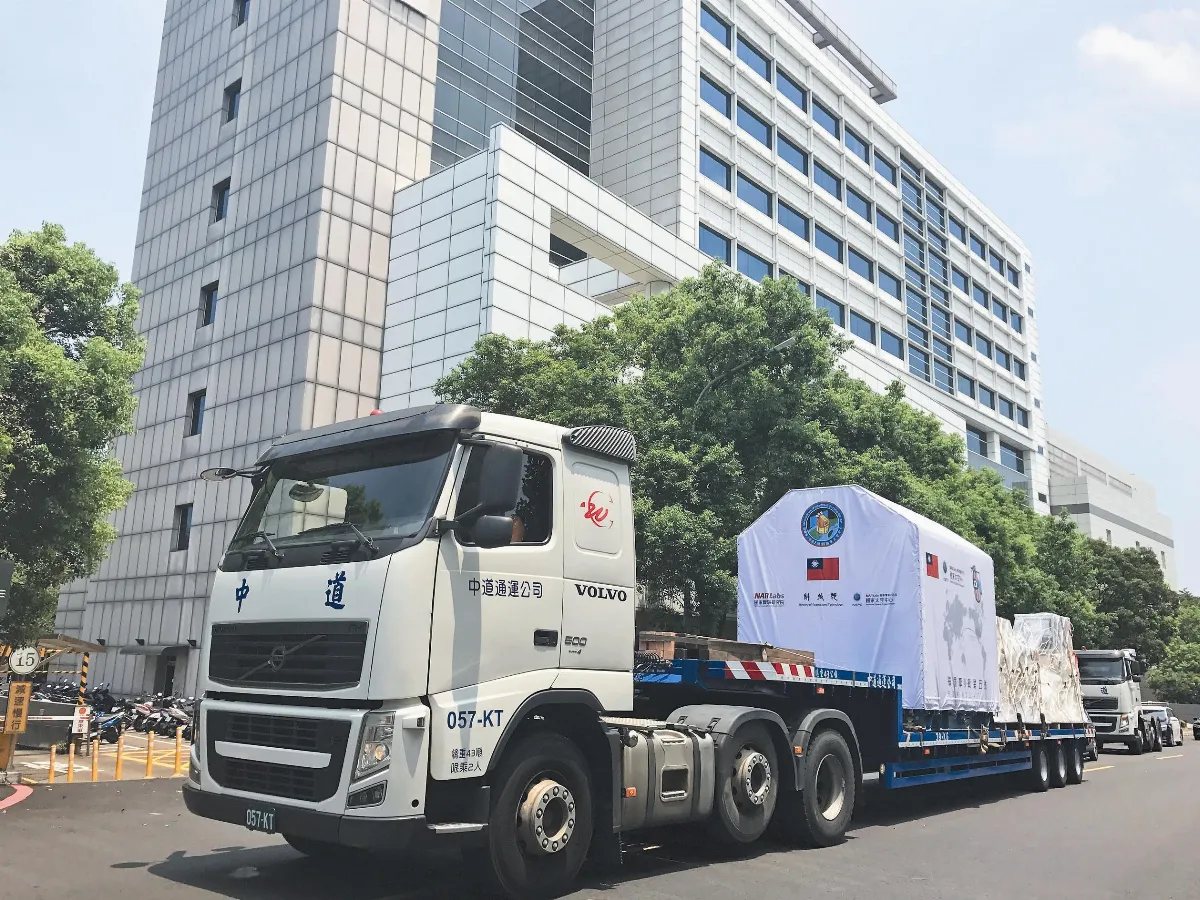 氣墊拖車運送、警車開道 福衛5號赴美 高規格護送