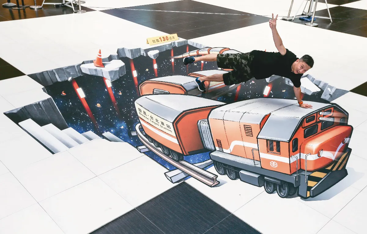 3D彩繪 在火車頂拍照