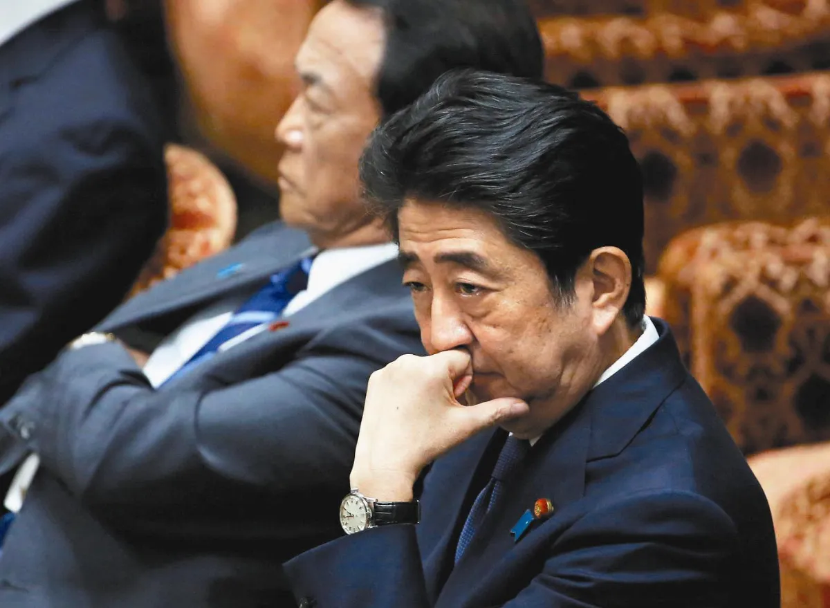 民調跌破30% 安倍否認優待老友