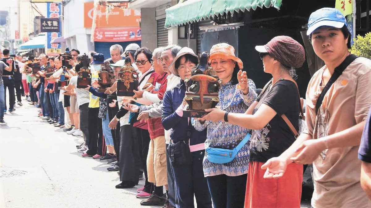 全台首例 關帝廟重修 3千人接龍運神像