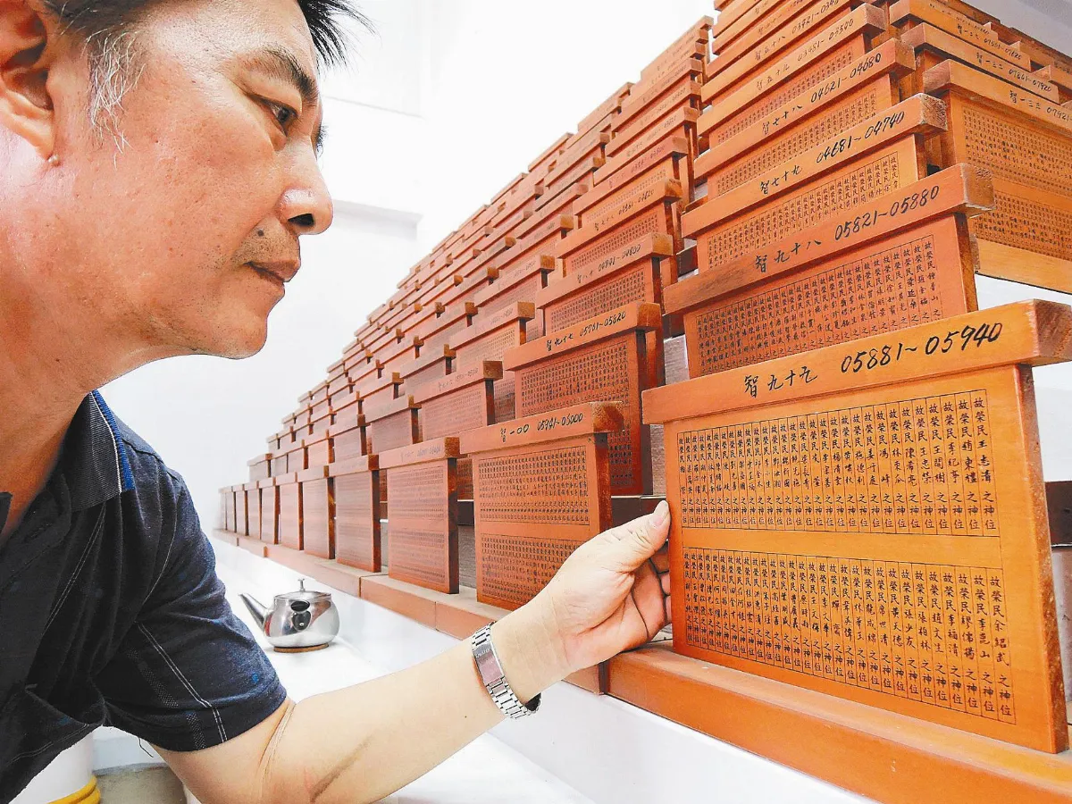 早晚誦經撫慰英靈 公墓雇員 義務謄寫牌位30載