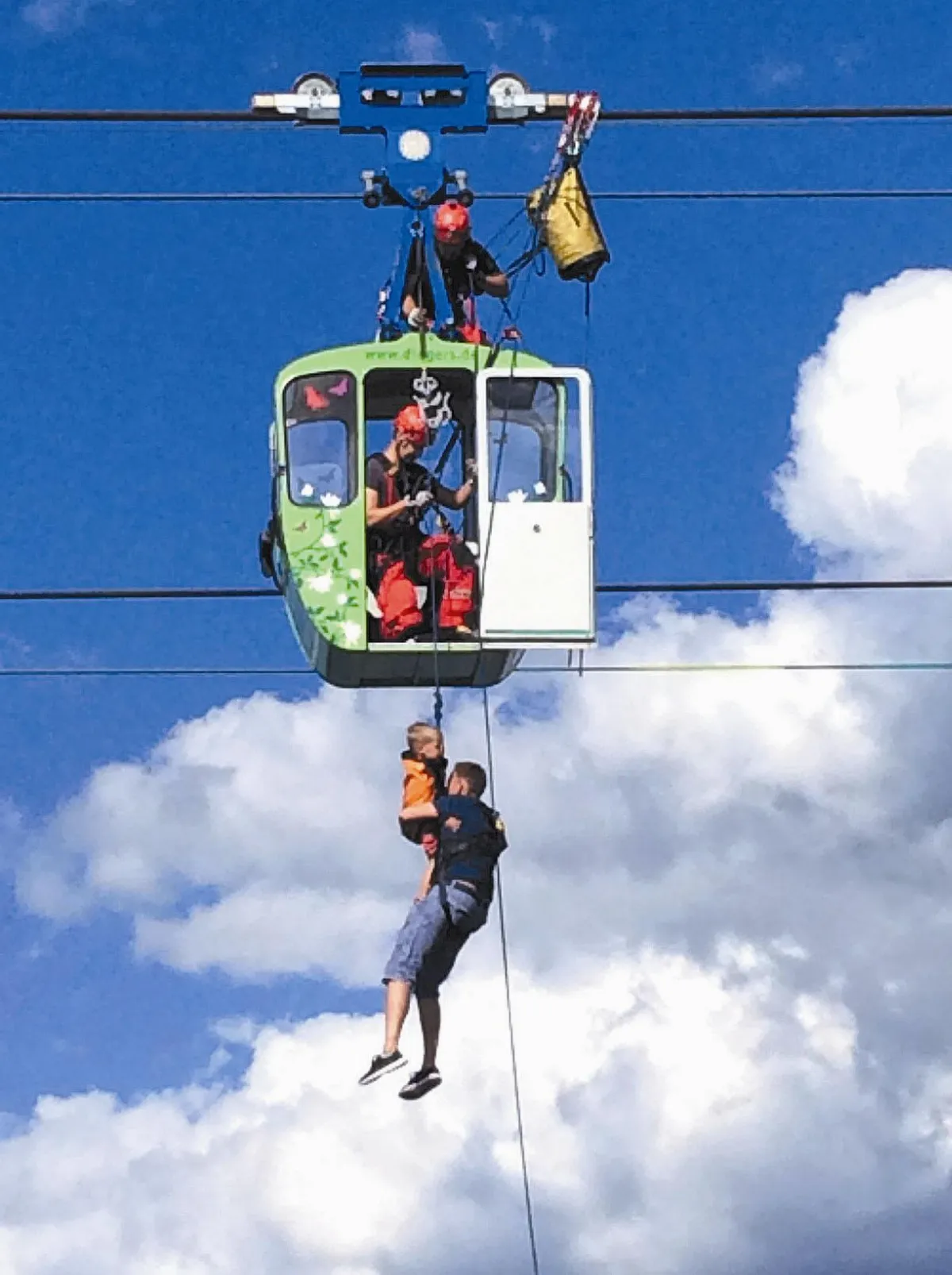 德國纜車意外 逾百人受困半空中