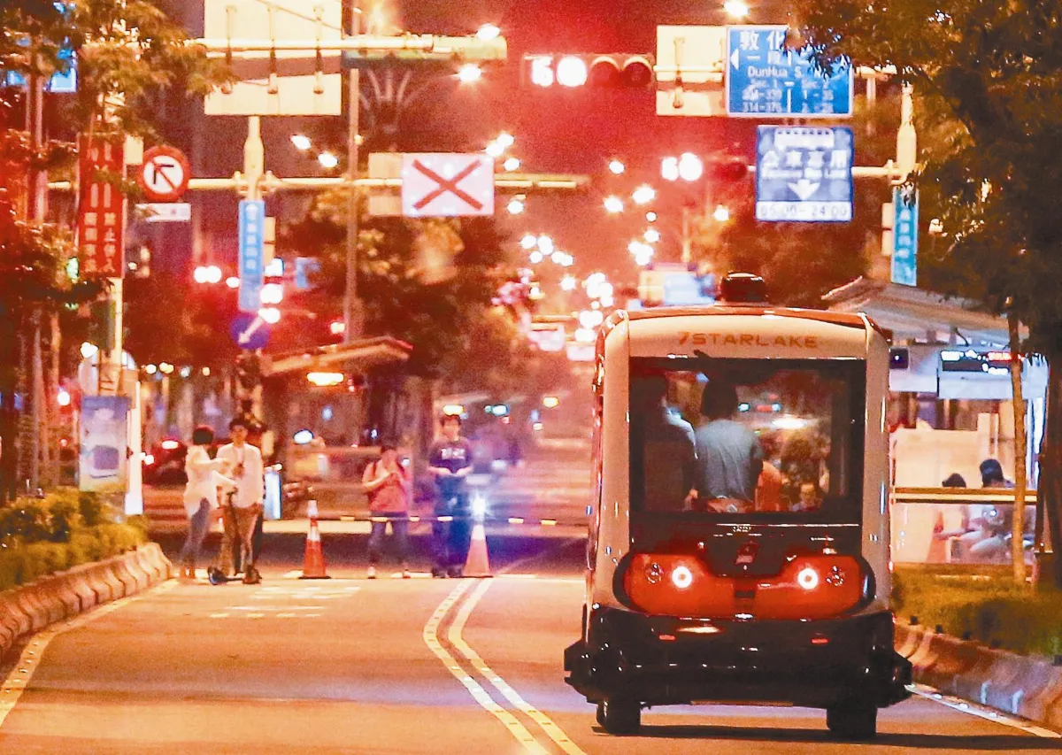 從黑夜到白天……北市無人巴士 擬混流試車