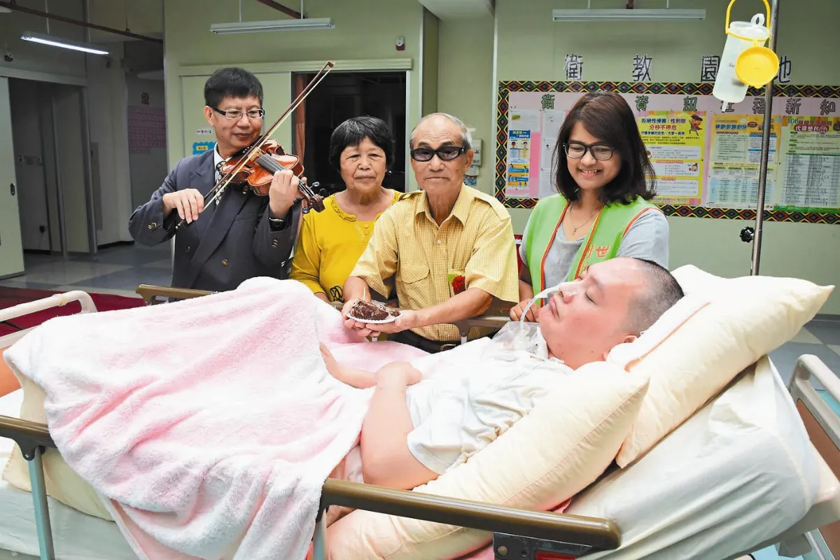 7旬老爸 每天騎車探望癱兒