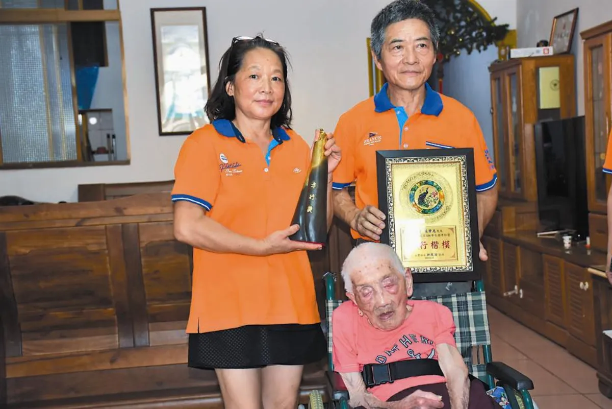 67歲孝子 每天親手侍奉癱母