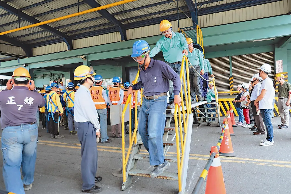 走過獨木橋 才准上工