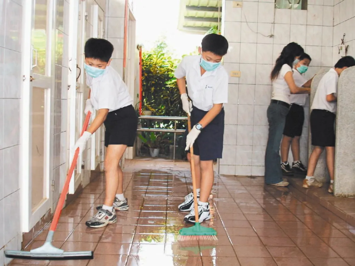 孩子在校掃廁所 一種生活態度