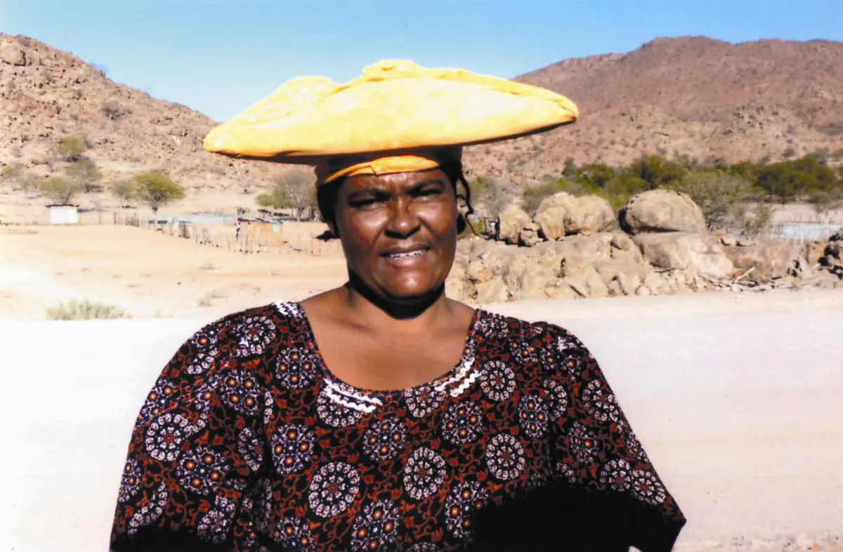 海闊天空 著歐風服飾的 赫雷羅族女人