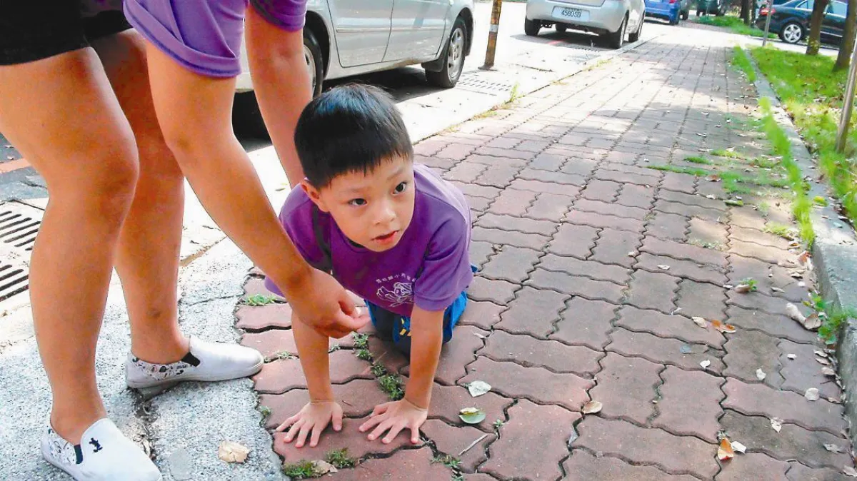 為路跑摔倒無數次 8歲童患腦麻 苦練走路不放棄