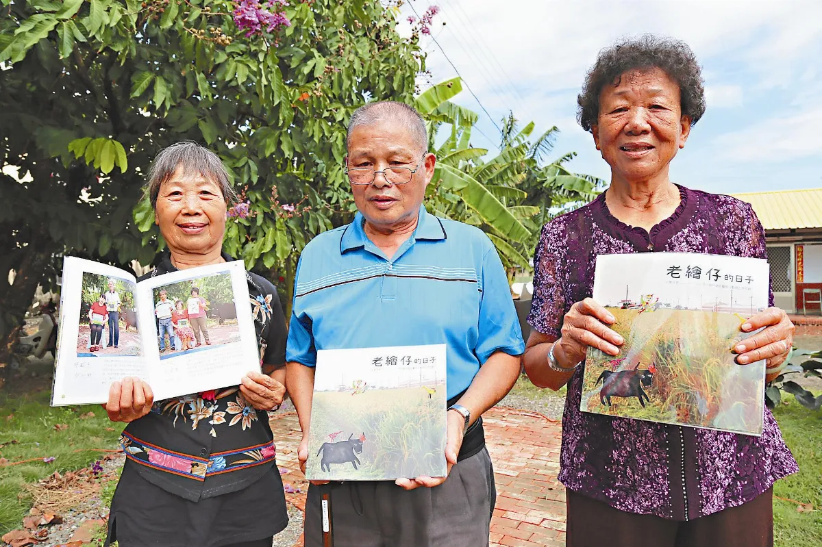 老繪仔畫家放鋤頭、拿畫筆