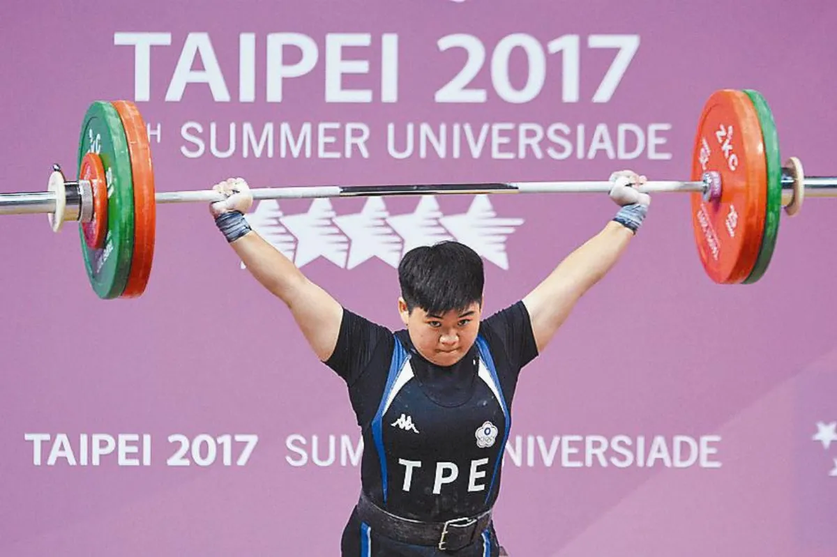 姚季伶舉銅 獎牌大家享