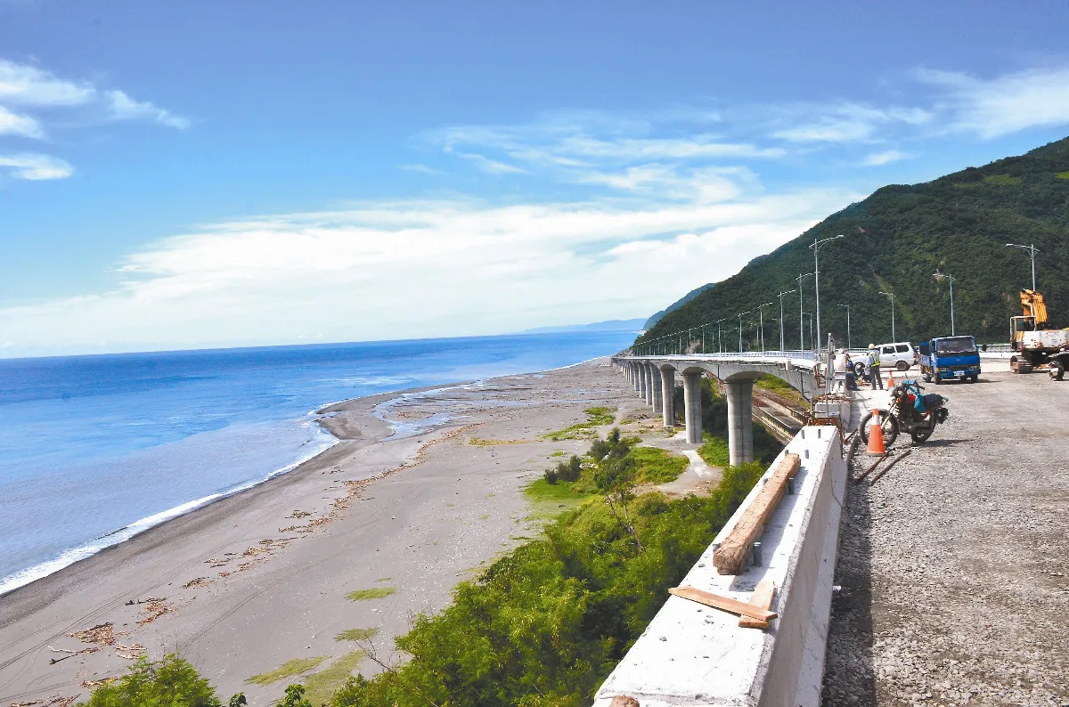 金崙高架橋 開車賞無敵海景