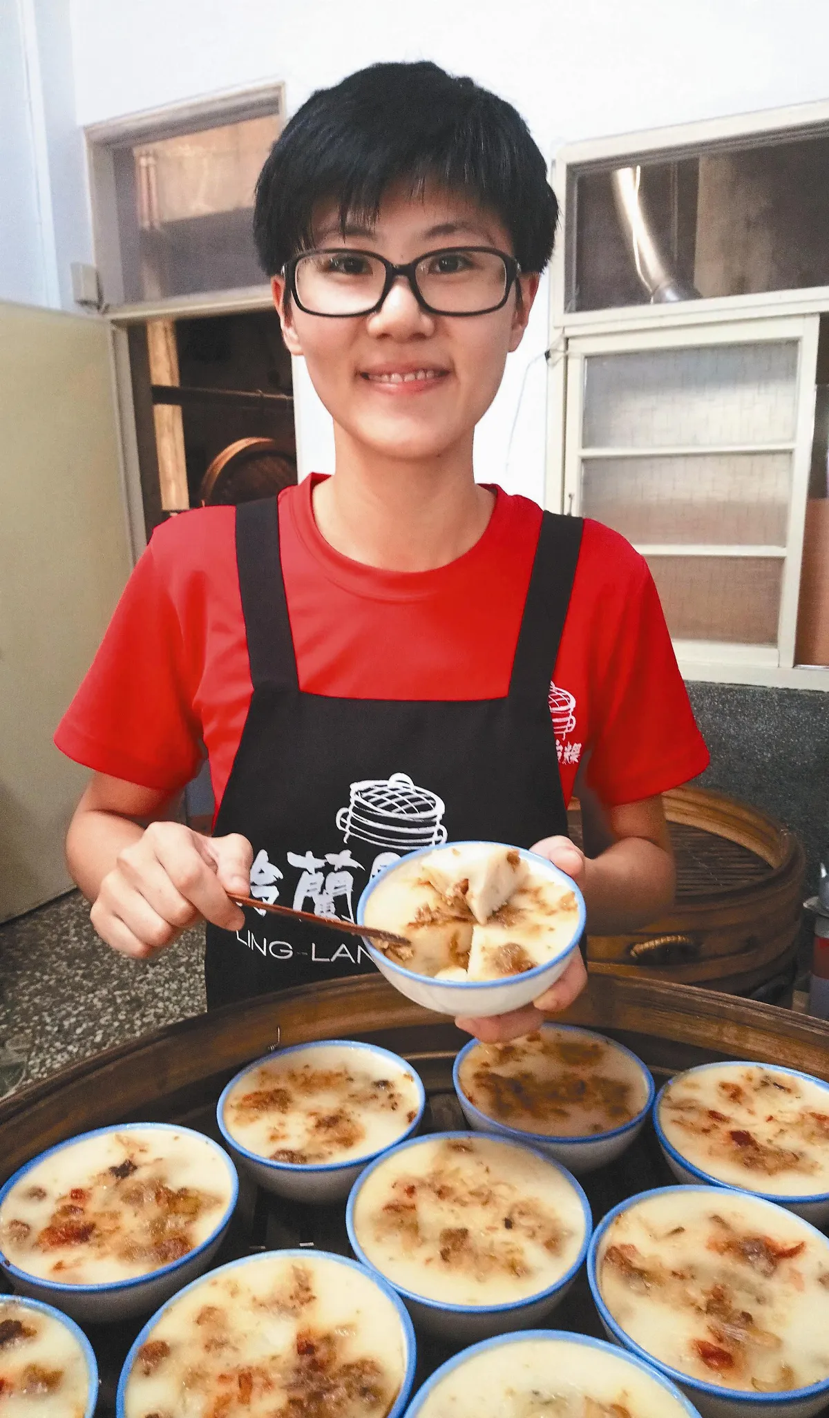 不忍母辛苦 美眉返鄉炊粿