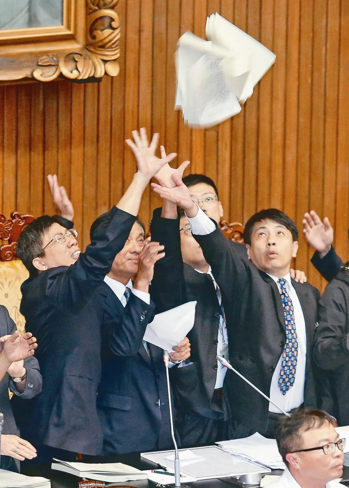 前瞻三讀 藍：違法違憲