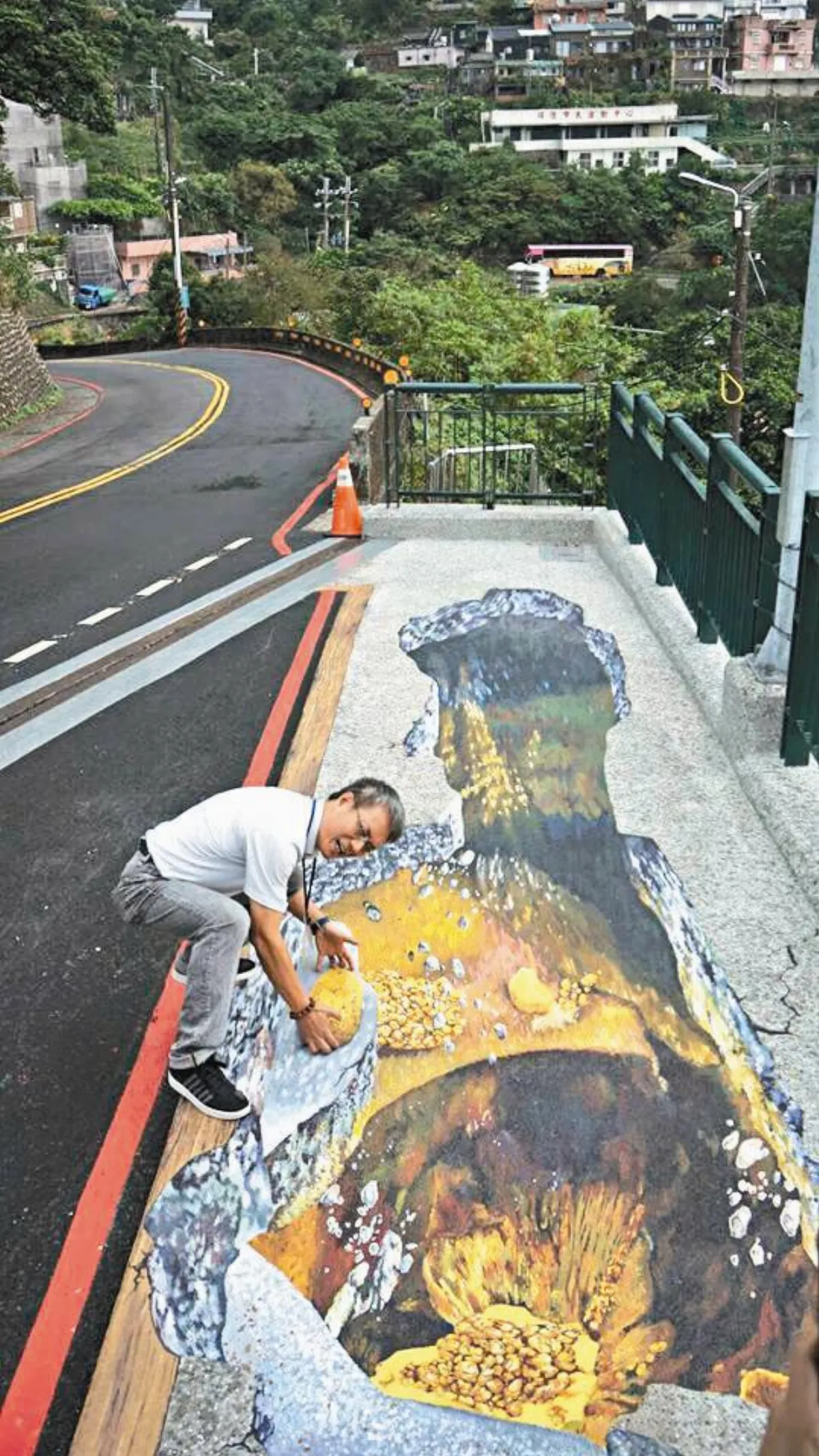 3D彩繪太逼真 九份公車站 再現黃金礦坑