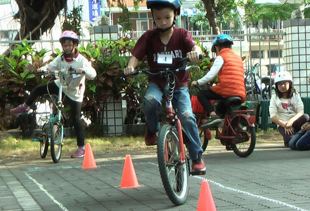 騎單車上學 先考駕照