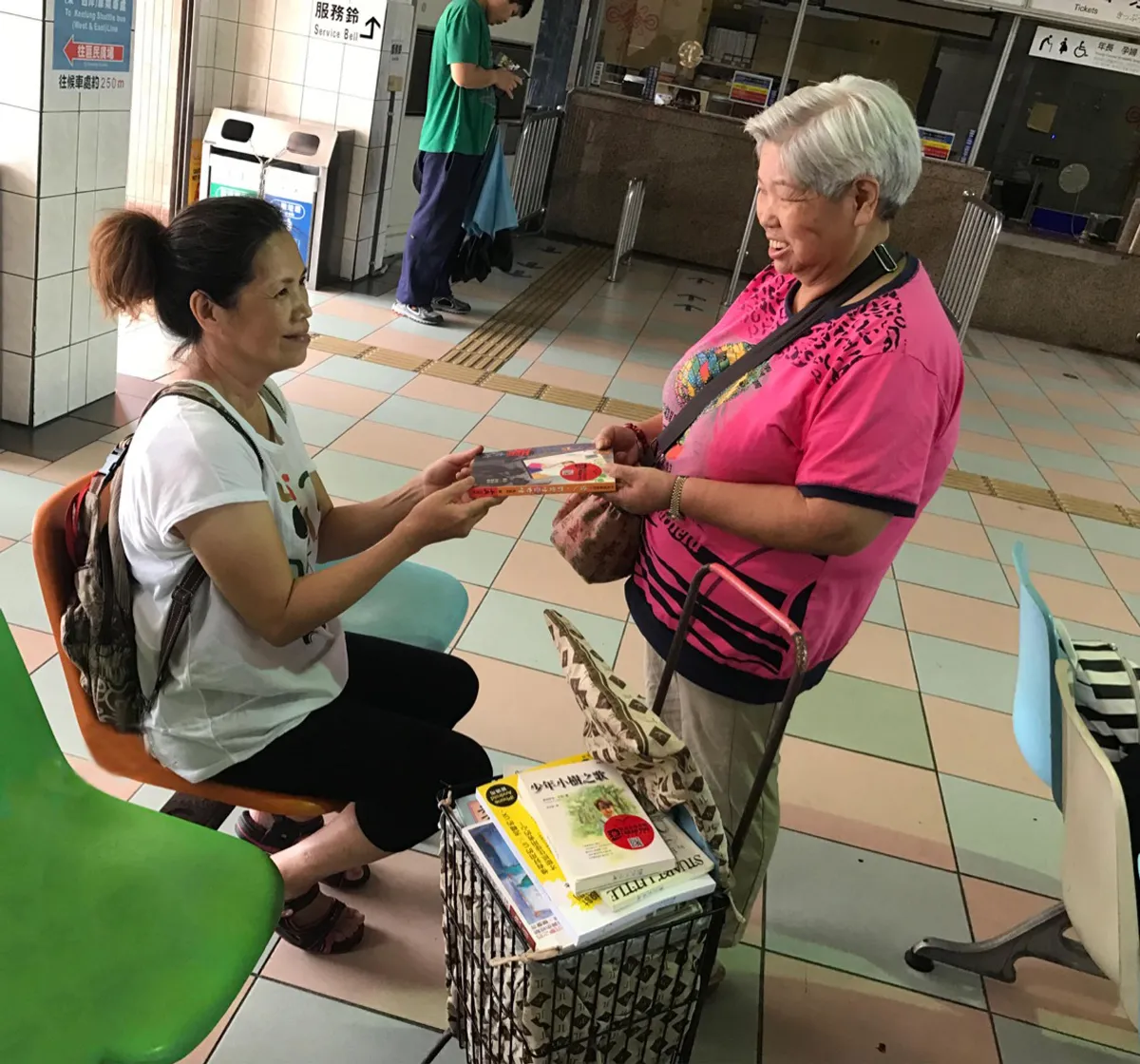 推著菜籃送書 阿嬤漂書千本
