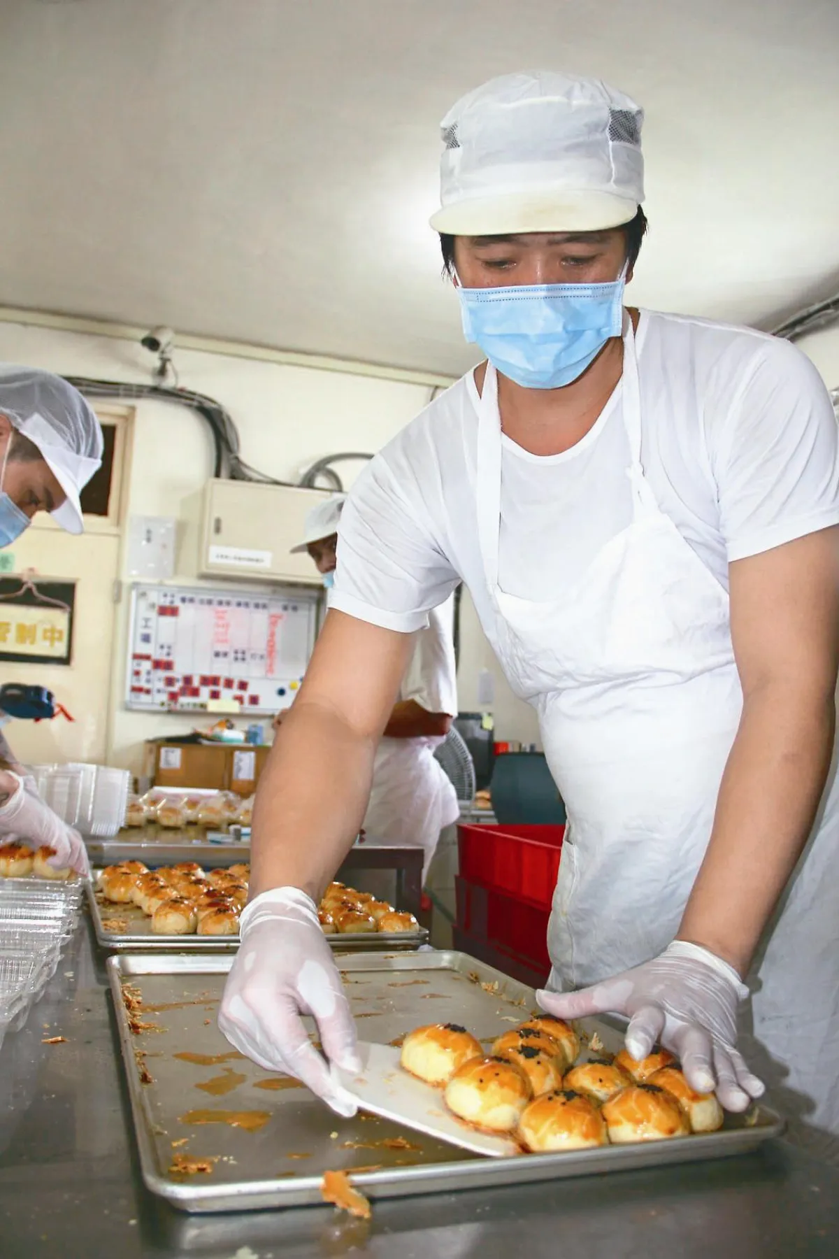 大哥做月餅  盼女兒吃到