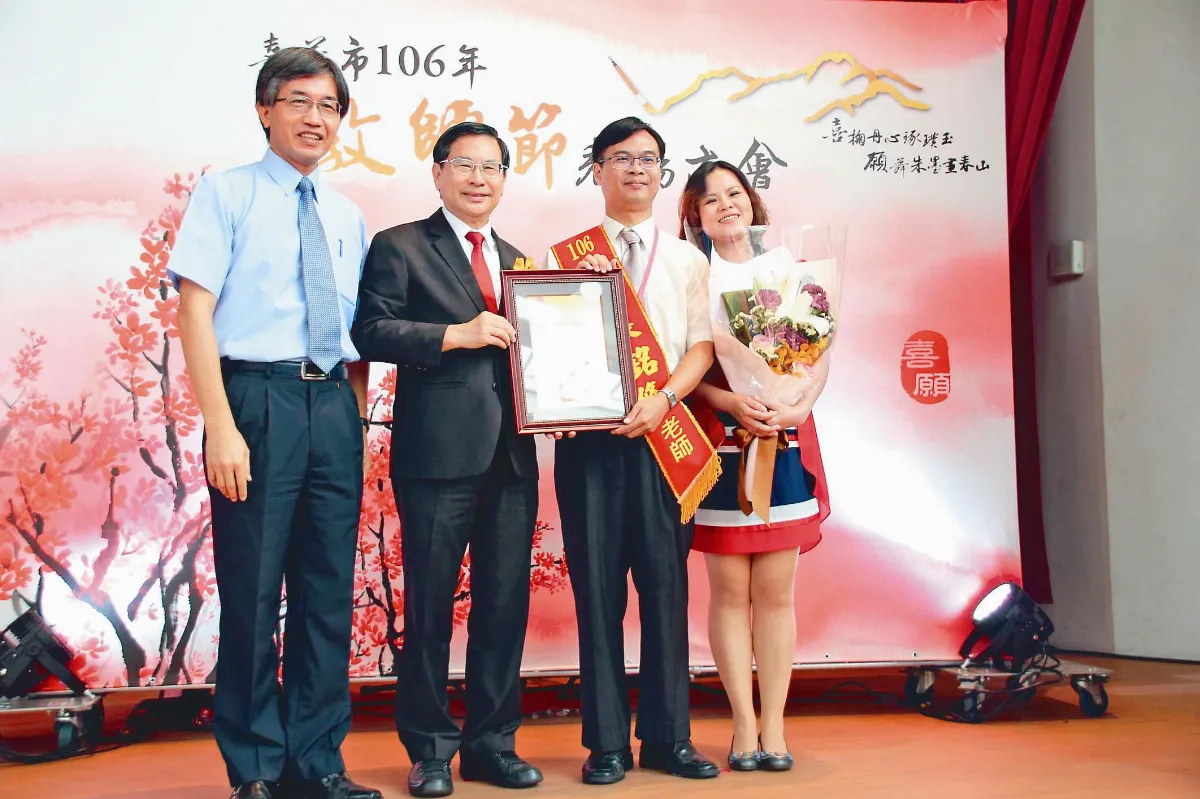 嘉義市表揚教師 廣告業轉教師 張銘修幫孩子找亮點