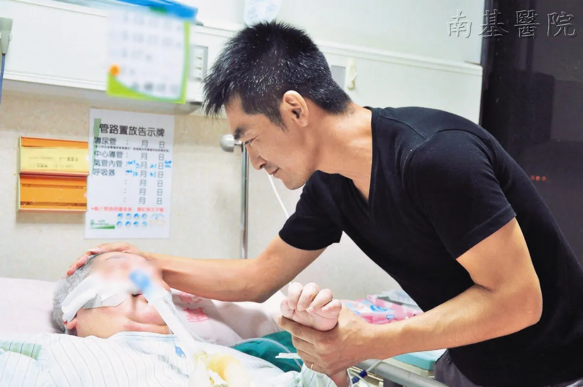 月光下的孝子母中風   年 兒每夜守護