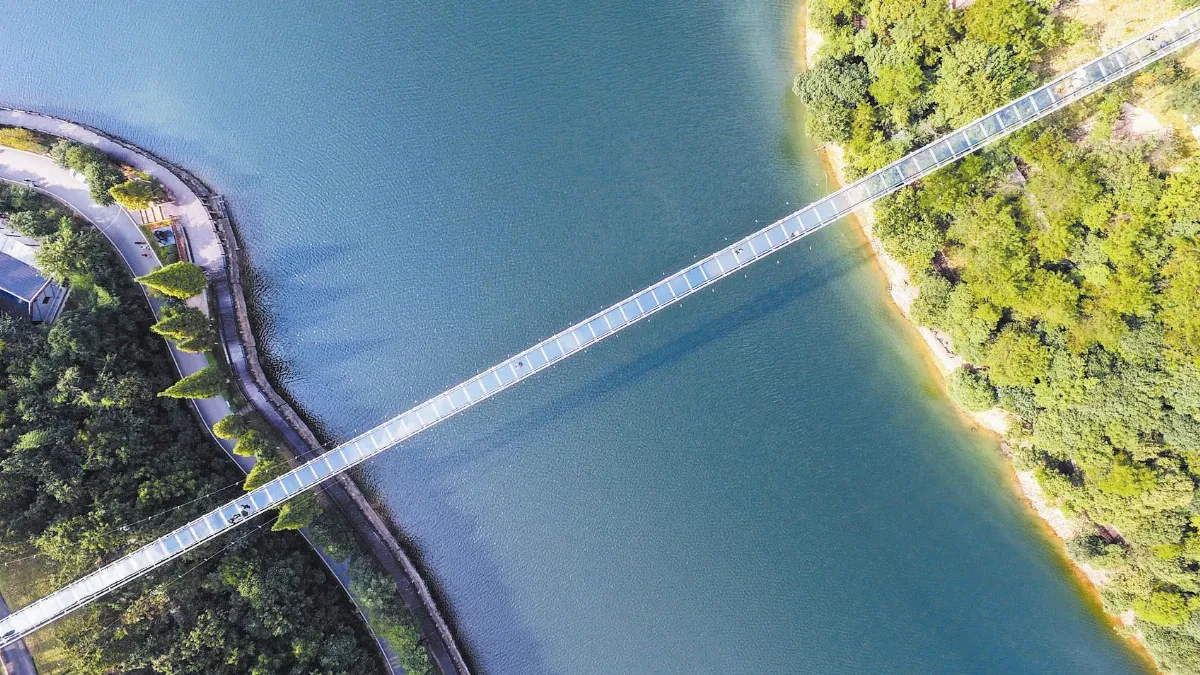 跨島玻璃橋