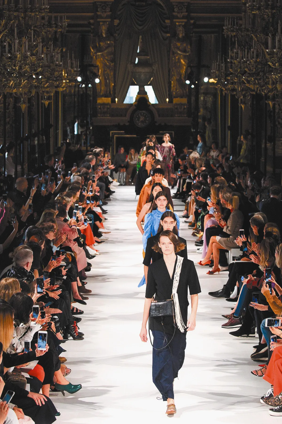 防吹捧紙片人 法規定修圖要加註