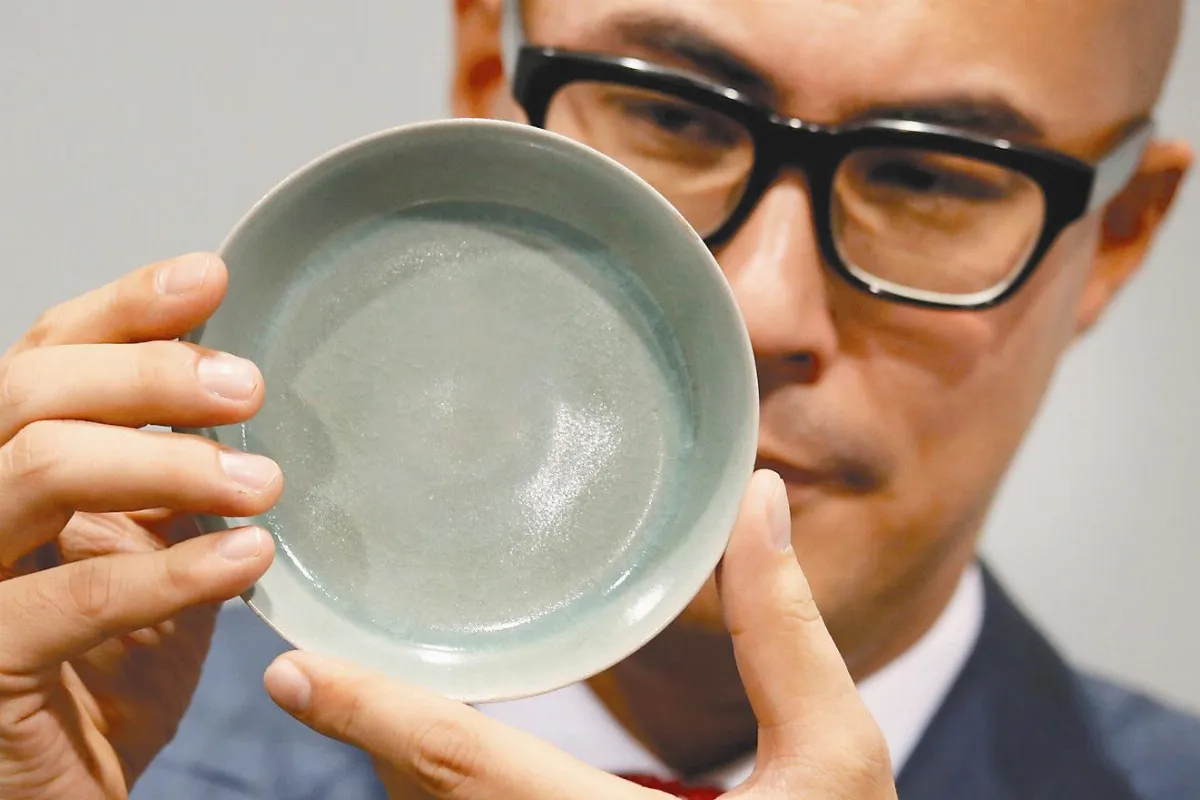 曹興誠汝窯瓷碗 10.2億天價拍出