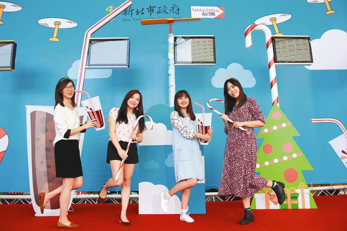 拐杖糖、竹蜻蜓  新北智慧公車站牌