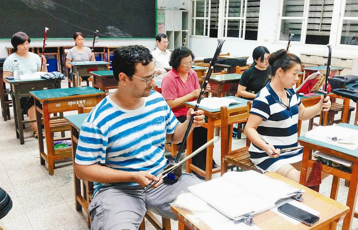 愛異國文化 巴西傳教士迷上二胡