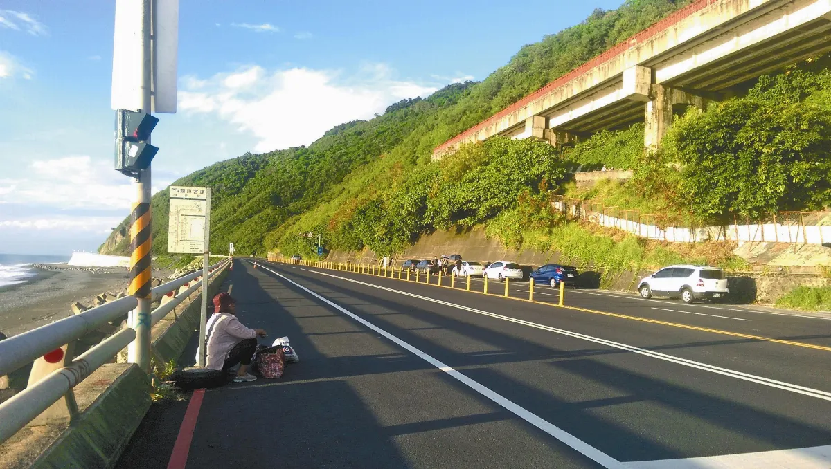阿嬤等車 蹲南迴路邊