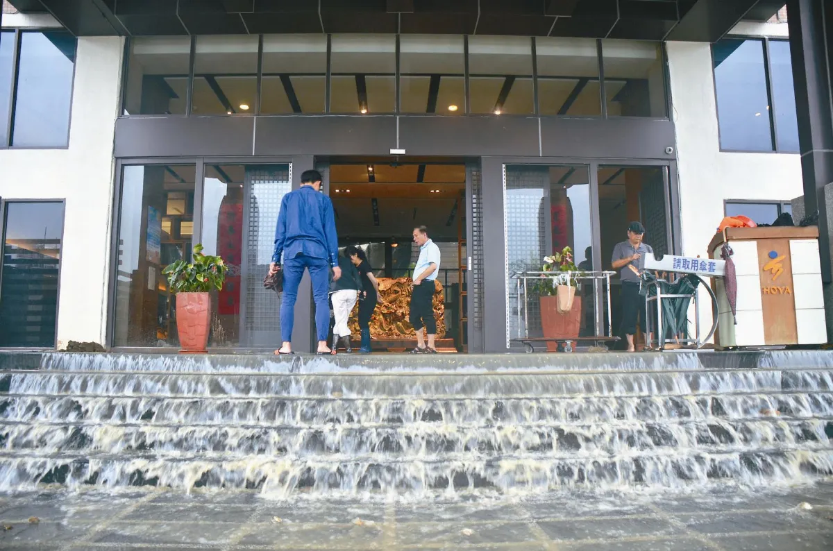 雨炸台東 土石流沖進飯店