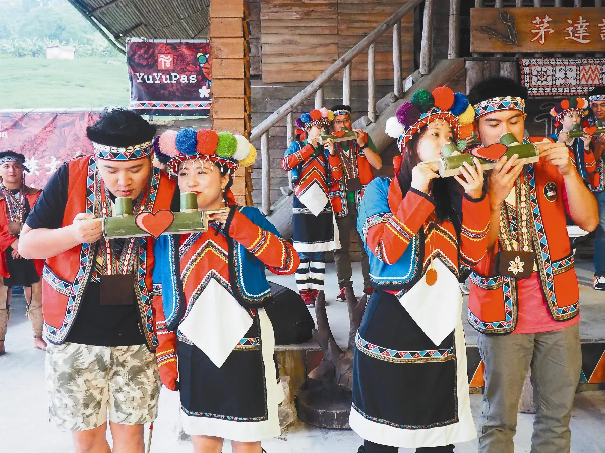 阿里山婚禮 14對新人漫步雲端紅毯