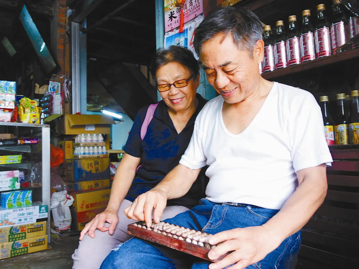 全年顧老店 7旬夫妻盼攜手出國