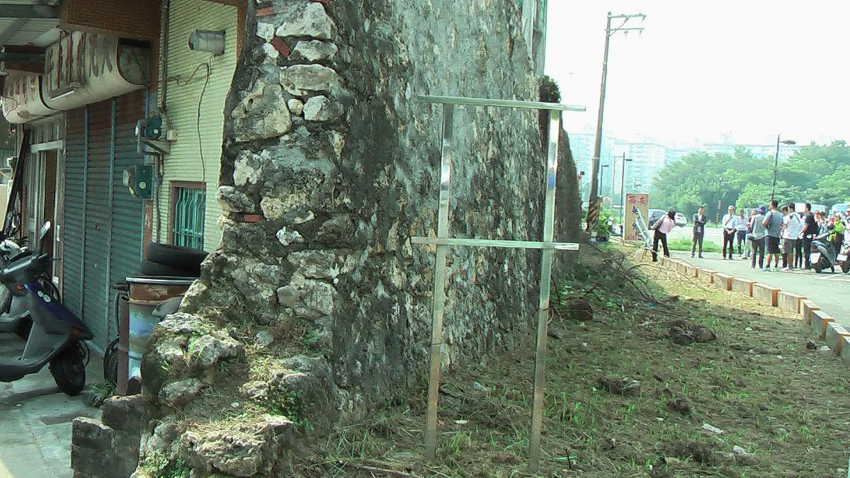 拆除占用戶 左營城牆重見天日