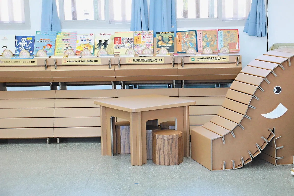 企業捐贈，宣揚回收概念 這個圖書館 桌椅書架都是紙