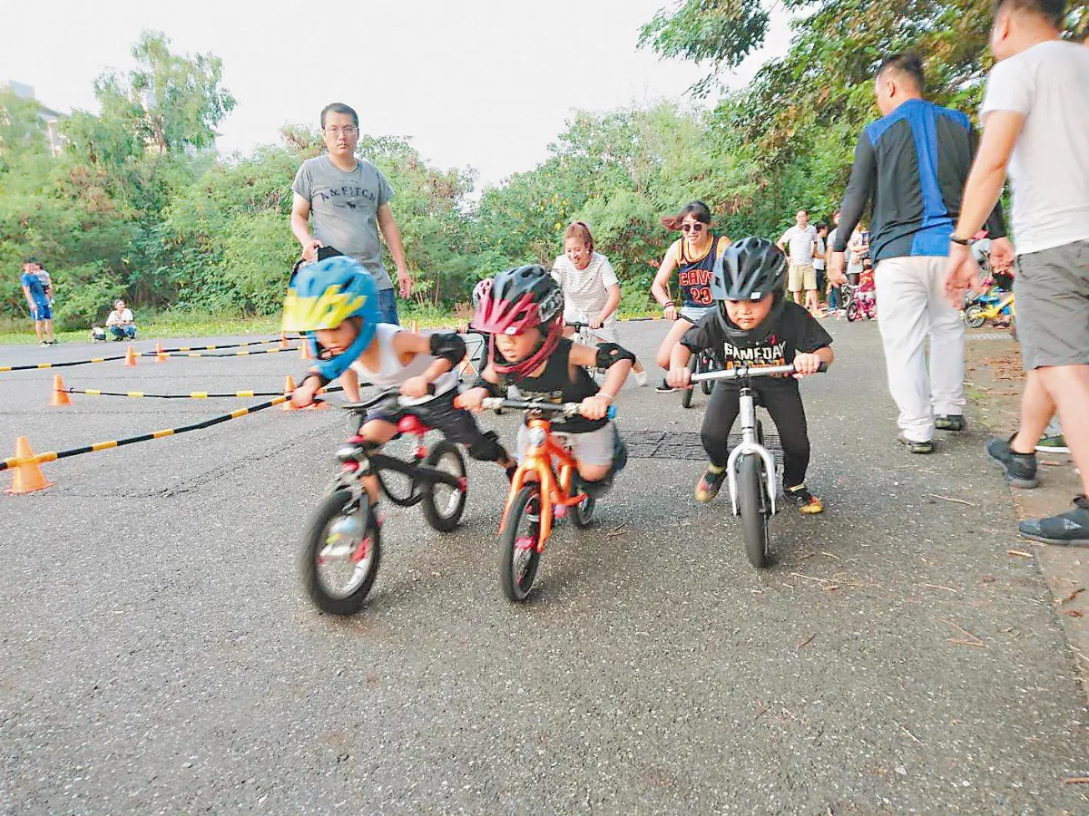 幼兒學滑步車 騎單車更上手