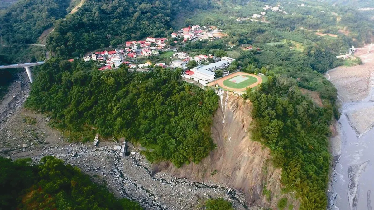 70公尺深谷邊 70名學童安全堪虞 山裡小孩 貼著懸崖上課