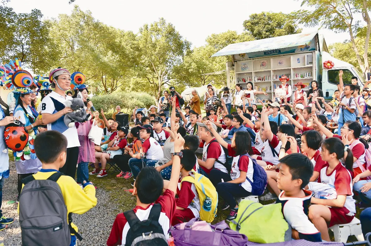 9校長粉墨登場 大樹下說故事