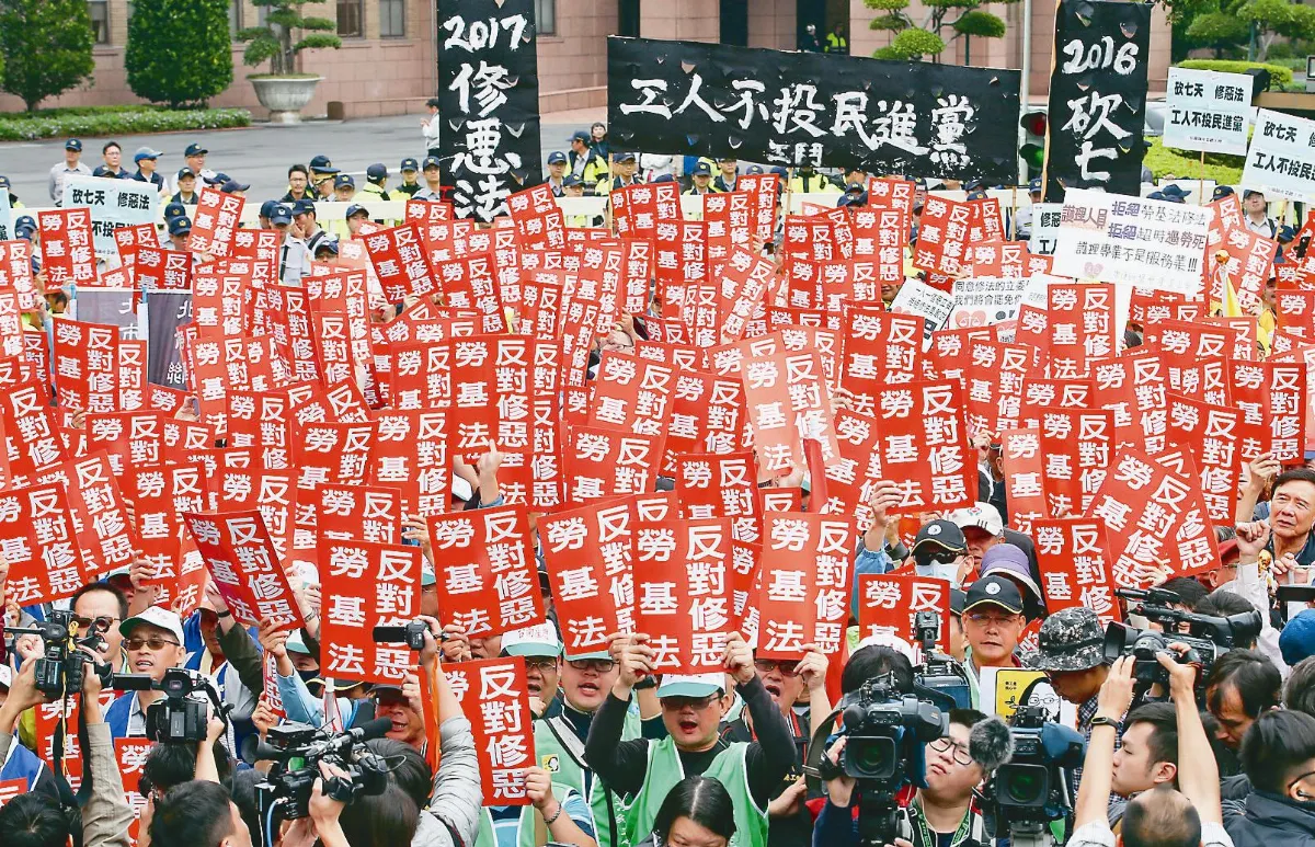 一例一休 賴揆拍板 勞團抗議