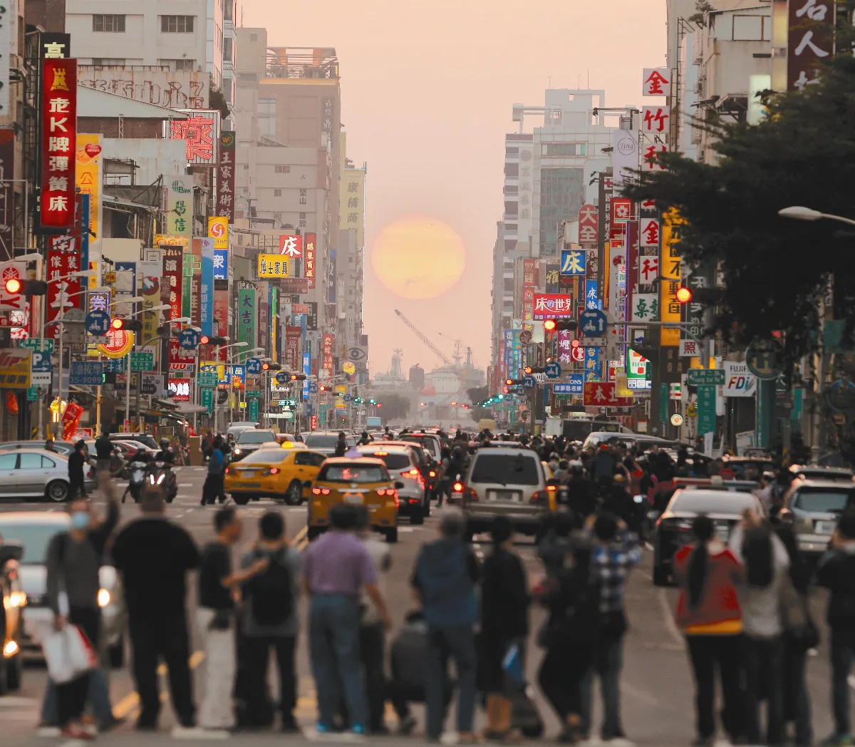 高市明封街 盡情拍懸日