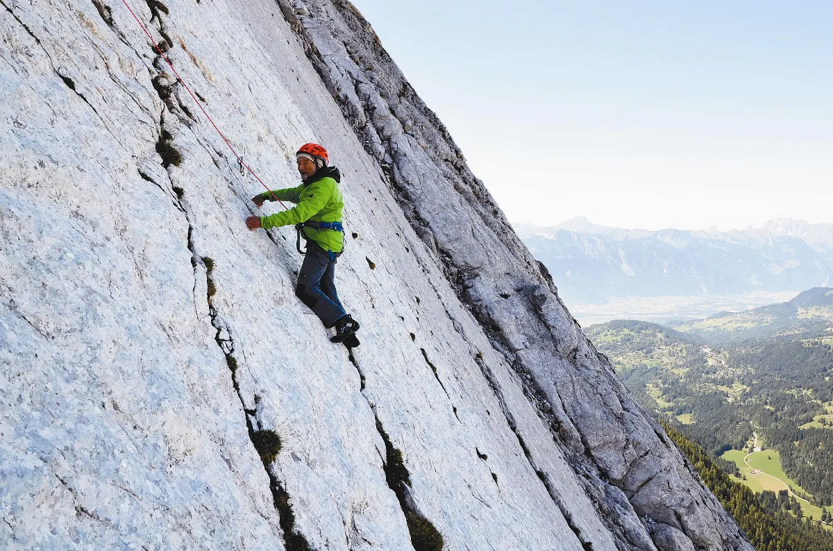 94&thinsp;歲瘋狂老爸 攀峭壁沒問題