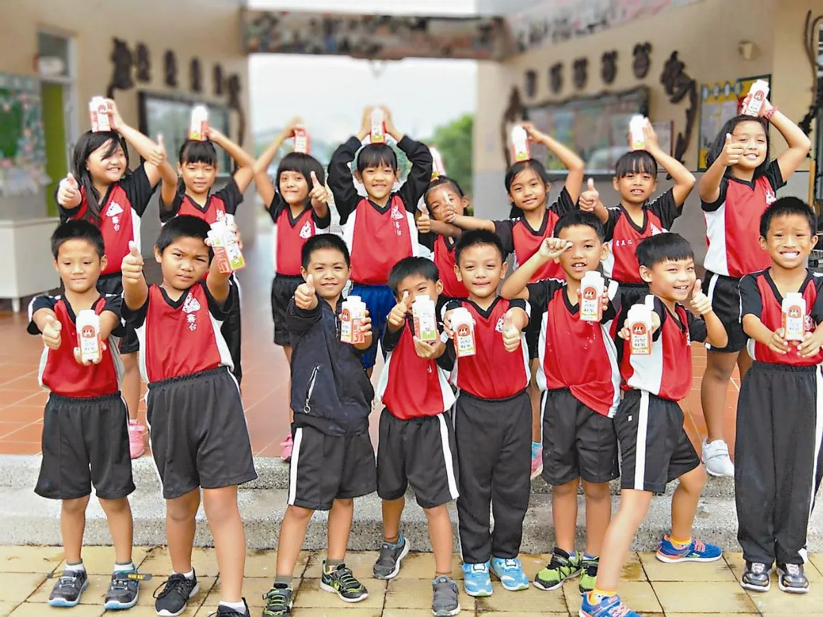 學童沒吃早餐 愛心牛奶送上山