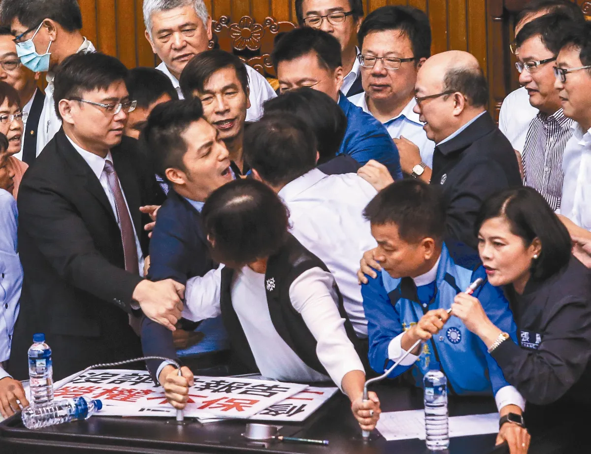 一例一休修法 最快周四排審