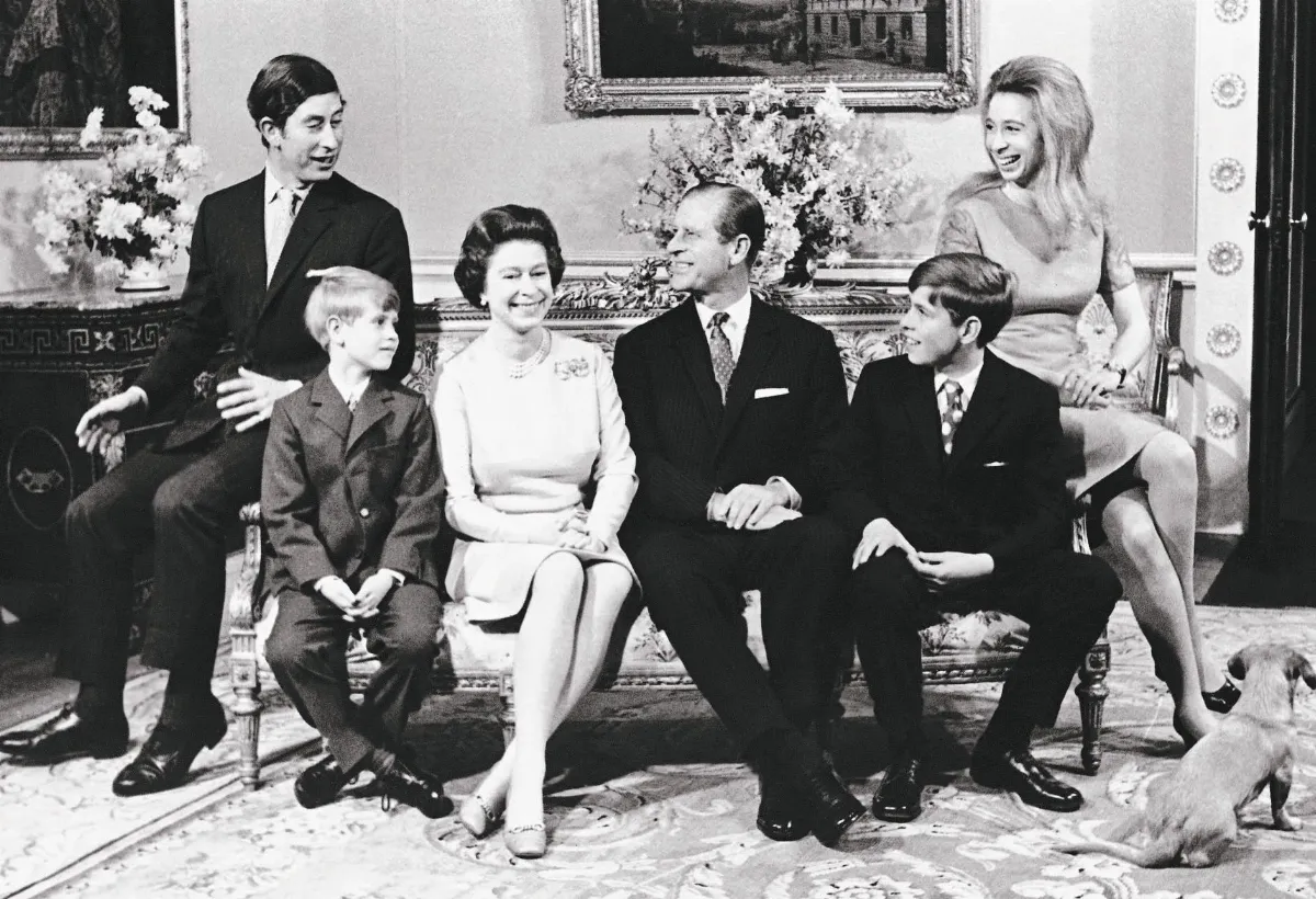 英女王結婚70周年 臉書放閃照