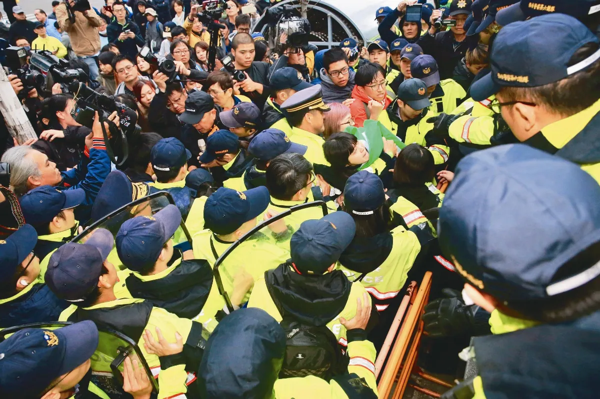 一例一休初審 藍委卡關