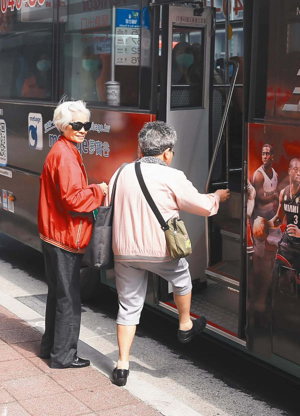 日統不堪虧損 明年停售敬老票