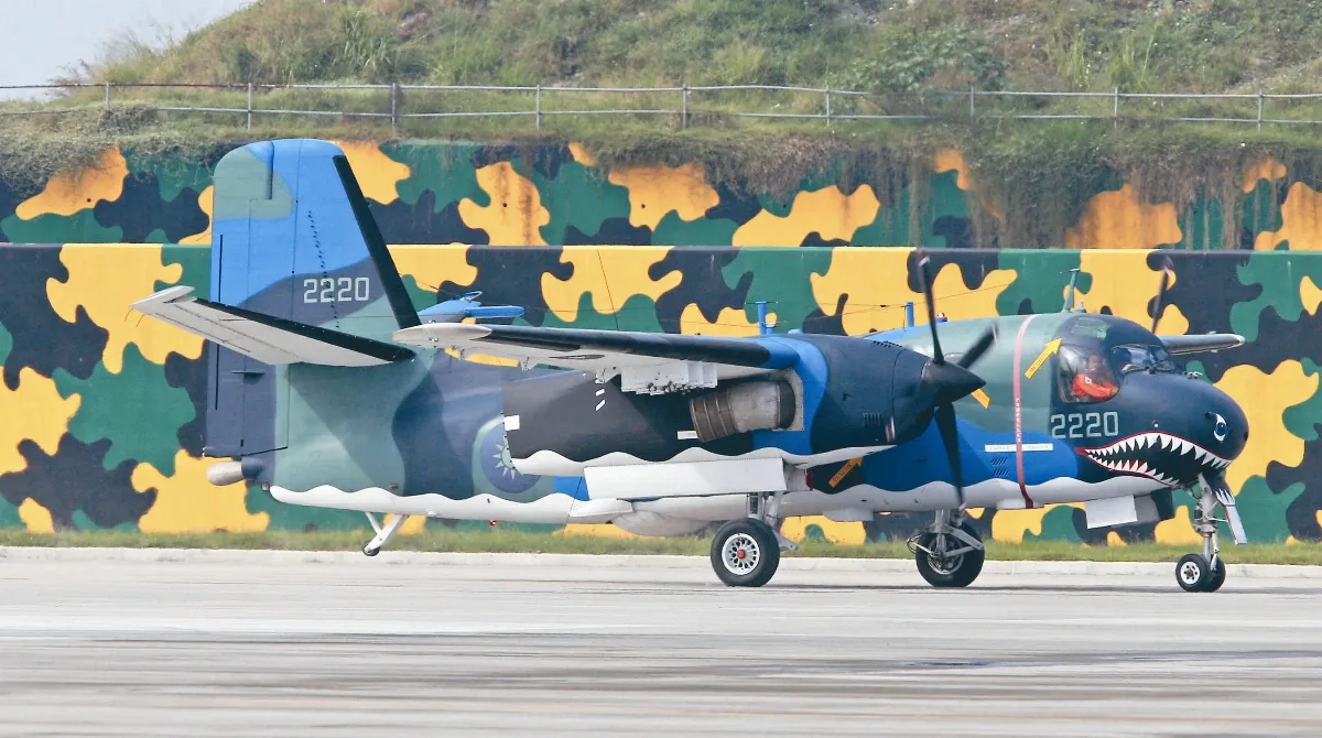 總統校閱 P-3C反潛機成軍