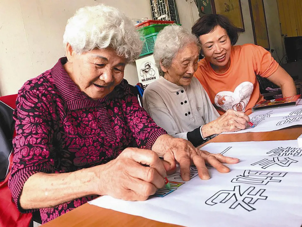 擁習字夢 9旬嬤80年後再同窗